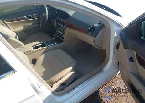 2013 Mercedes-Benz C 300 Sport 4Matic z USA, uszkodzony, nr VIN WDDGF8ABXDA778193